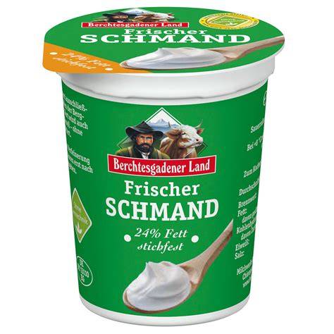 Schmand im Becher und frische Waffeln