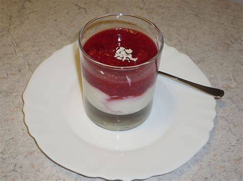 Schmandcreme mit Walnuss-Streuseln