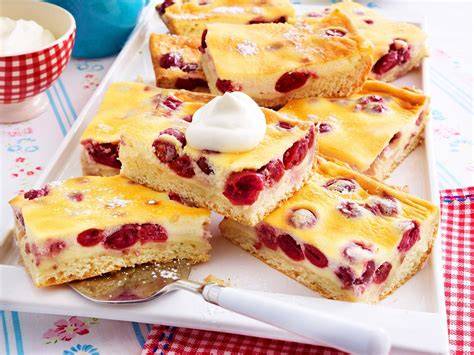 Schmandguss auf gebackener Birnen-Sekt-Torte