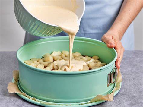 Schmandguss wird auf den Kuchen gegossen