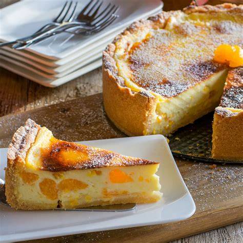 Schmandkuchen mit Obst auf einem Teller