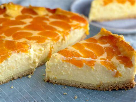 Schmandkuchen mit buntem Obst belegt