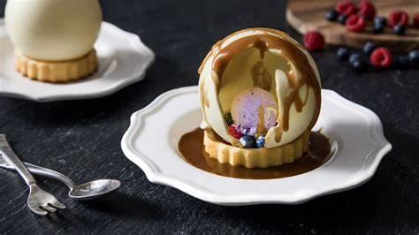 Schmelzende weiße Schokoladenkugel über Eis