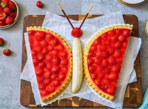 Schmetterlings-Erdbeertorte für Kinder
