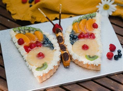 Schmetterlingskuchen mit frischen Beeren und Frischkäsetupfen