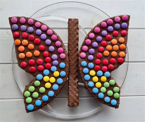 Schmetterlingskuchen ohne Backen mit bunter Glasur und Schokolinsen