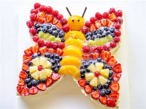 Schmetterlingstorte mit bunter Obstdekoration
