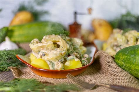Schmorgurken mit Dill und Zwiebeln im Topf