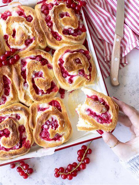 Schnecken mit Johannisbeeren und Streuseln vor dem Backen