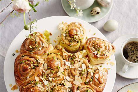 Schneckenkuchen auf Tortenplatte, Kaffee und Geburtstagsbuffet