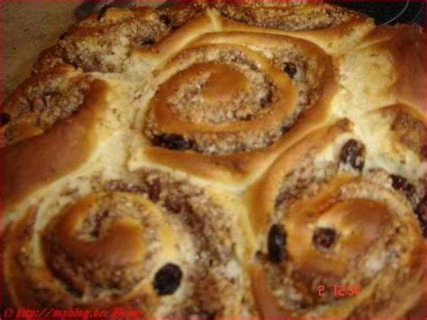 Schneckenkuchen in der Springform, goldbraun mit Zuckerguss