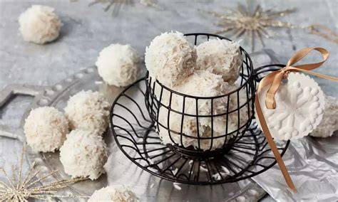 Schneebälle in Kokosraspeln auf Tablett
