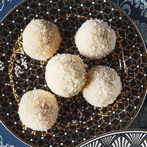 Schneeball-Gebäck: fertig angerichtete Kokos-Schneebällchen auf einer Etagere