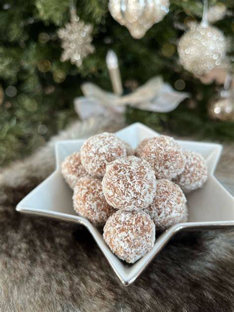 Schneeball-Kokos-Trüffel: Teigkugeln im Puderzucker und Kokosflocken