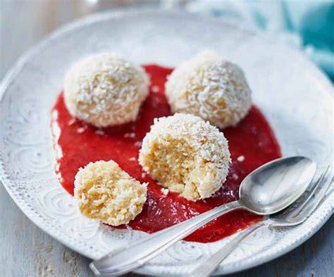 Schneeballen auf Tablett mit Kokosraspeln