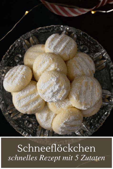 Schneeflöckchen Plätzchen mit Puderzuckerschicht auf Holzbrett