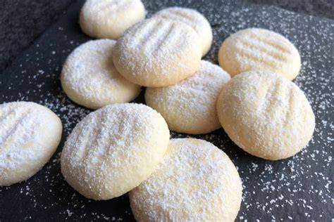 Schneeflocken Plätzchen auf Keksteller mit Puderzucker