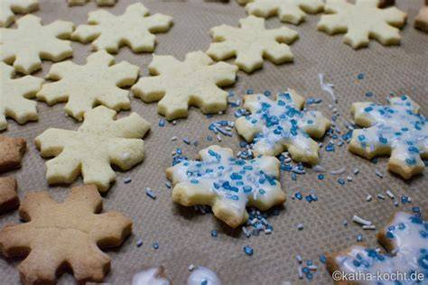 Schneeflocken aus Zuckerguss auf Plätzchen dekoriert