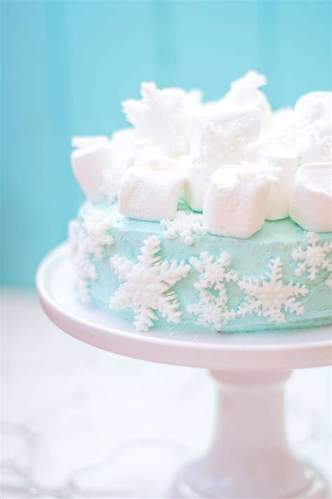 Schneeflocken und Fondant-Elemente auf Torte