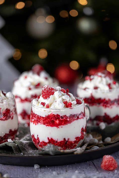 Schneegestöber Dessert im Glas mit Himbeeren und Baiser