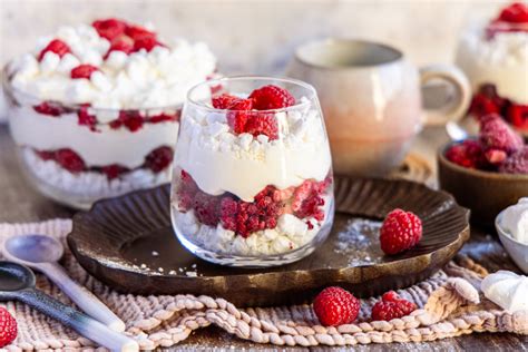 Schneegestöber Dessert mit saisonalen Beeren und Baiserschichten