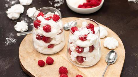 Schneegestöber-Dessert aus Himbeeren, Baisers und Sahne