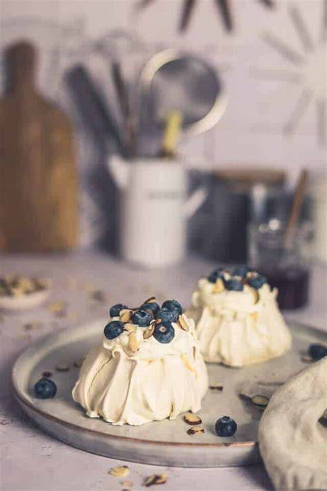 Schneegestöber-Dessert mit Baiser, Sahne und frischen Beeren