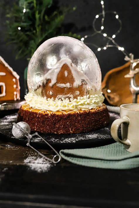 Schneekugel-Torte mit Gelatinekuppel