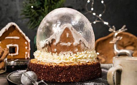 Schneekugel-Torte mit Weihnachtsdeko
