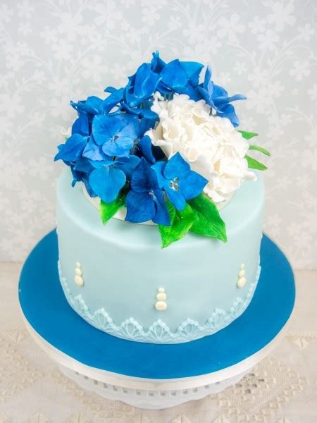 Schneeweiß dekorierte Frozen-Schneekönigin Torte mit blauen Fondant-Eisbergen