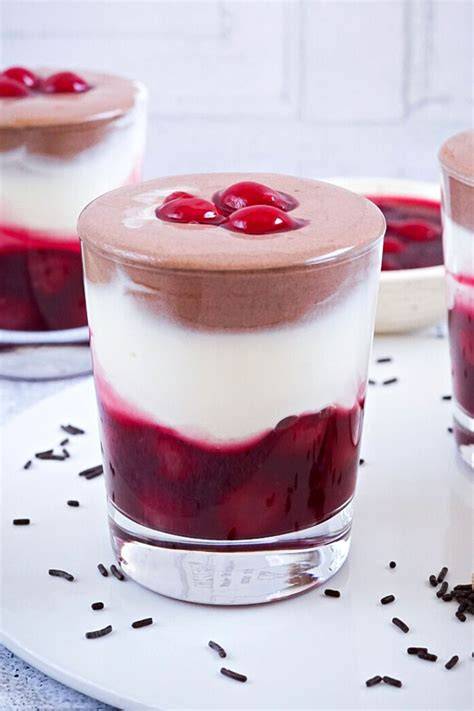 Schneewittchen Dessert im Glas - fertiges Schichtdessert mit Schokoraspeln