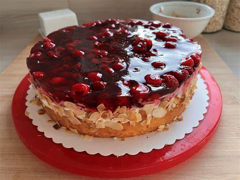 Schneewittchen Torte fertig dekoriert mit rotem Guss und Beeren