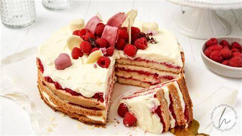 Schneewittchen-Torte Überblick: Sahne, Himbeeren, Schokolade