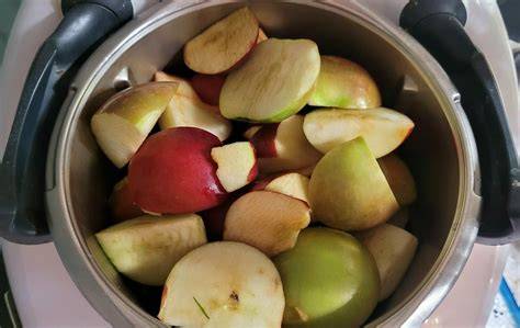 Schneiden und Zerkleinern der Äpfel im Thermomix