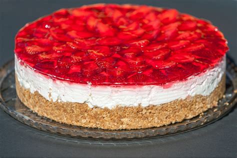 Schnelle Erdbeertorte mit Sahne und Pistazien