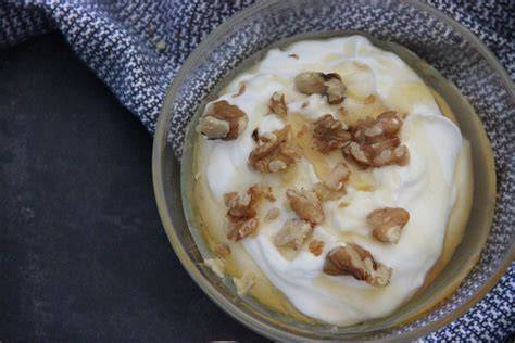 Schnelle Honig-Joghurt-Schale mit Nüssen