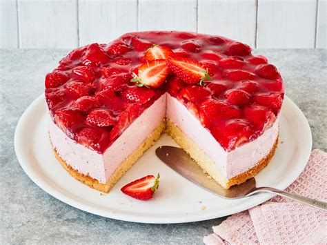Schnelle Quarktorte mit Erdbeeren und Sahne