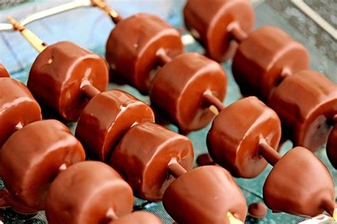 Schnelle Schoko-Bananen am Spieß mit Kokosraspeln