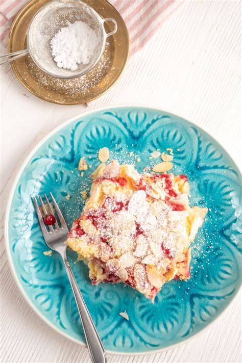 Schneller Blechkuchen mit Zuckerguss, Mandeln und Früchten