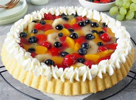 Schneller Obstboden mit Schmand und Fruchtcocktail auf Rührteig