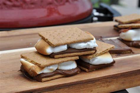 Schneller S’mores-ähnlicher Snack mit Keksen und Marshmallow