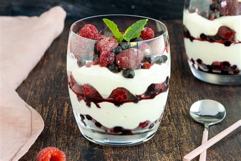Schnelles Dessert im Glas mit Schicht aus Quark, Früchten und Keksbröseln
