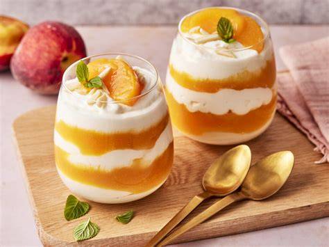 Schnelles Pfirsich-Dessert mit Schmand-Dip