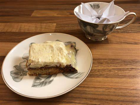 Schnitt durch Schichtkuchen mit Creme