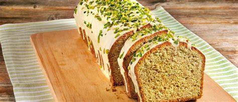 Schnittbild: Biskuitkuchen mit Kadayif-Pistazien-Füllung und Schokoguss