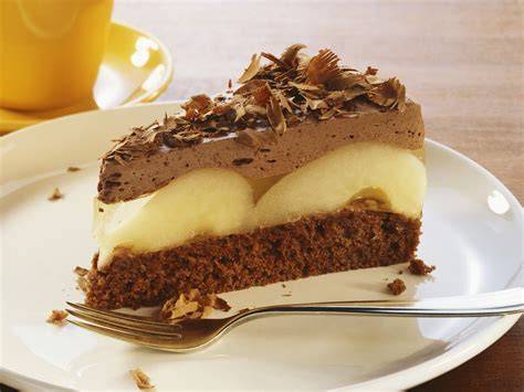 Schnittbild: Perfekt gebackene Schoko-Birnen-Torte mit Schokocreme und Birnenstücken