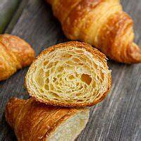 Schnittbild: Querschnitt durch ein Croissant - luftige Schichten und Knusperkruste
