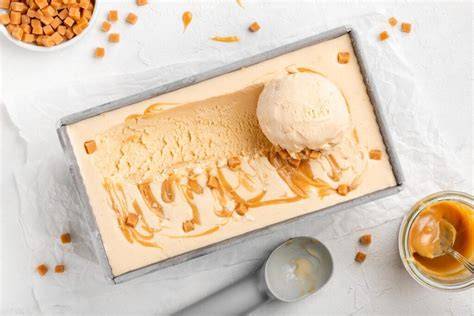 Schnittbild Salted Caramel Eis mit Sauce und Karamellstückchen, als Dessert angerichtet