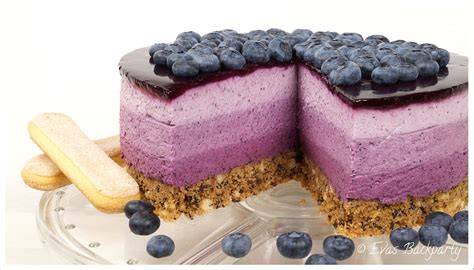 Schnittbild der Blaubeer Buchweizen Torte mit Fruchtschicht und Puderzucker