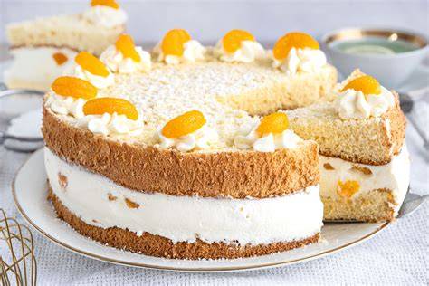 Schnittbild der Friss-dich-dumm-Torte mit Mandarinen, Sahne und Vanillesaucenguss